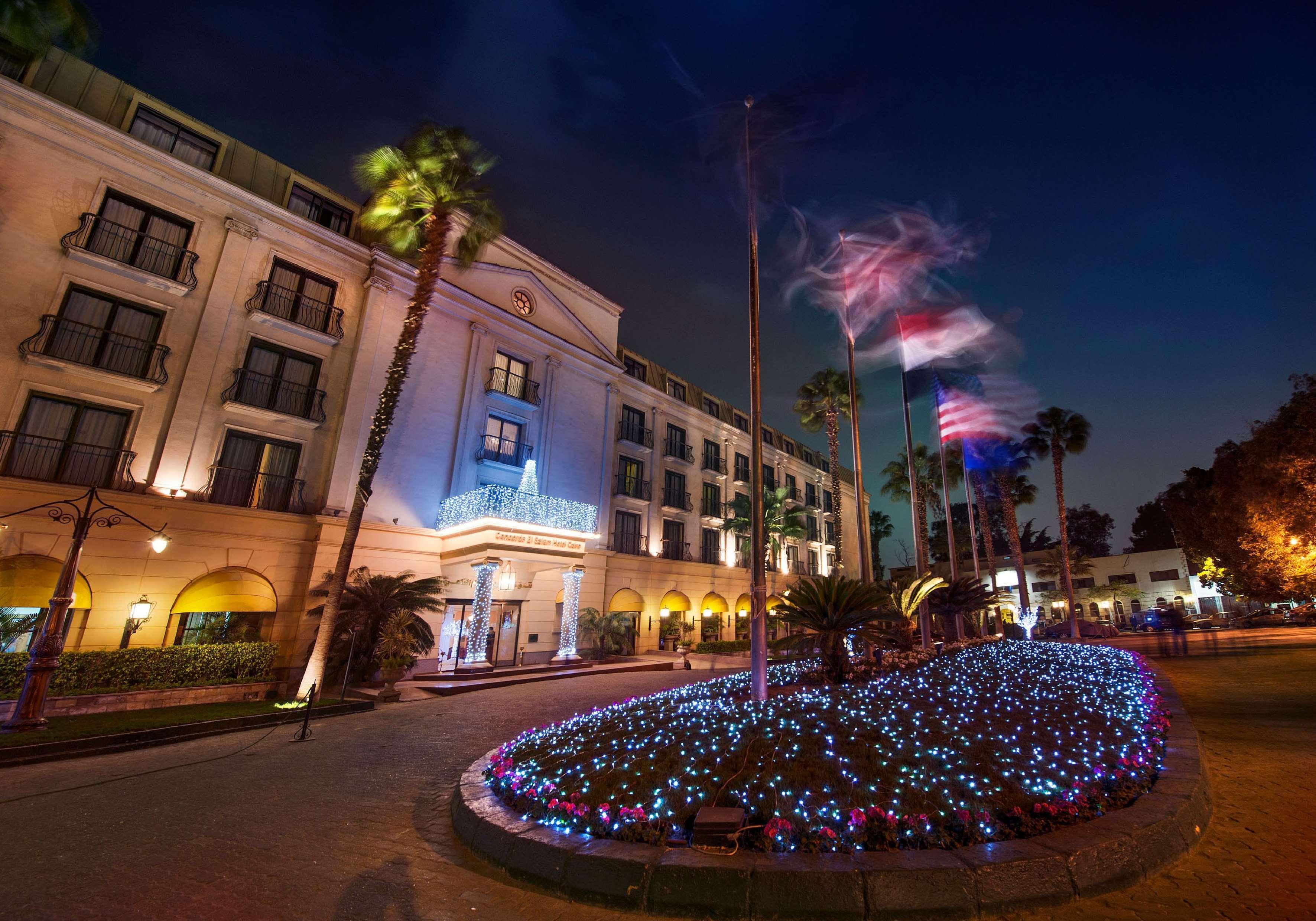 콘코드 엘 살람 호텔 카이로 외부 사진 The Beverly Hilton at night